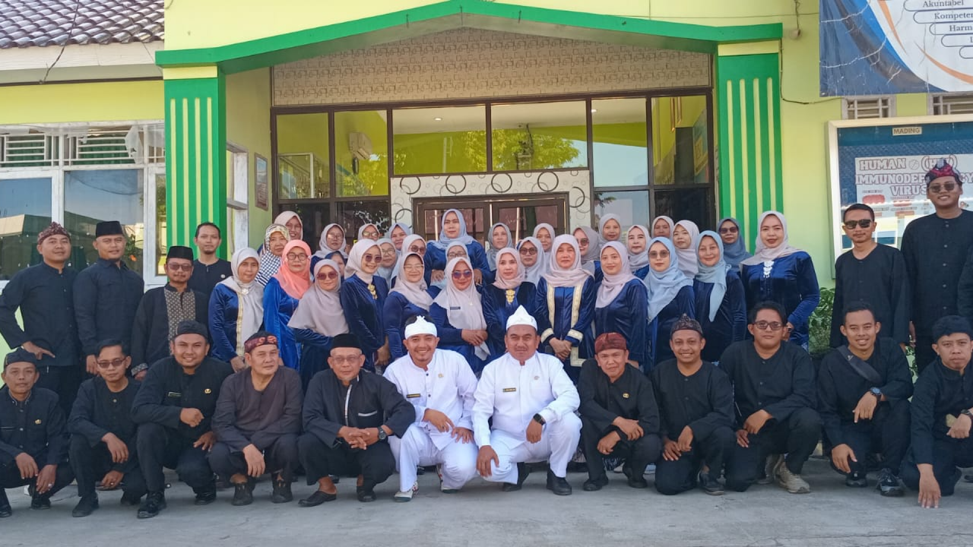 KELUARGA BESAR SMAN 1 JATITUJUH